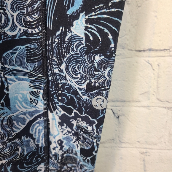 Lululemon F & F Crop II size 6 - Picture 9 of 10